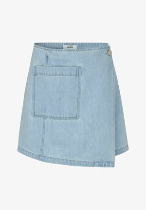 Lyseblå asymmetrisk denimnederdel med frontlomme og sidelukning med metalknap.