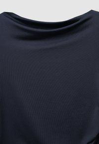 Top blu navy con scollatura drappeggiata e tessuto liscio e testurizzato. Design semplice senza decorazioni né motivi.