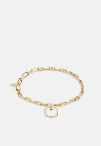 Bracciale in oro con anelli intrecciati, dotato di un charm esagonale e di un piccolo dettaglio in pietra incastonato per un tocco in più.