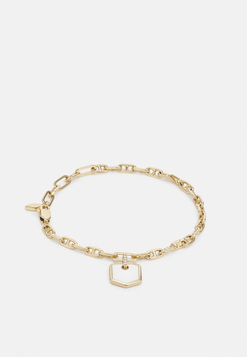 Bracciale in oro con anelli intrecciati, dotato di un charm esagonale e di un piccolo dettaglio in pietra incastonato per un tocco in più.