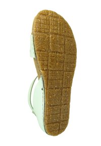 Sandalia verde con una suela de goma marrón texturizada. Cuenta con correas ajustables y una plantilla acolchada para mayor comodidad. Diseño ligero y estilo casual.