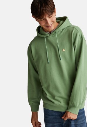 Sudadera verde con capucha hecha de tela suave, que cuenta con un bolsillo canguro, cordón y un pequeño detalle de logo en el pecho.