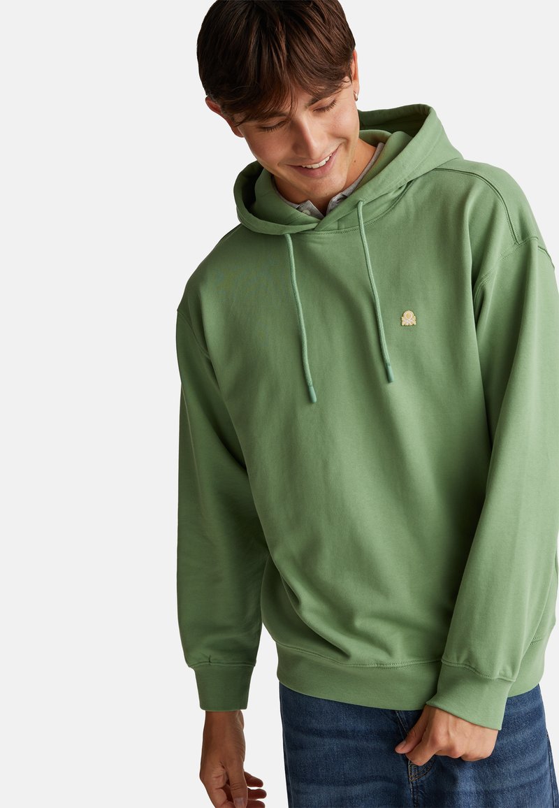Sweatshirt à capuche verte en tissu doux, doté d'une poche kangourou, d'un cordon de serrage et d'un petit logo sur la poitrine.