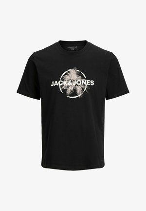 Czarna bawełniana koszulka z okrągłym dekoltem. Na środku znajduje się biały nadruk graficzny z nazwą marki "JACK & JONES" oraz motywem palmy.