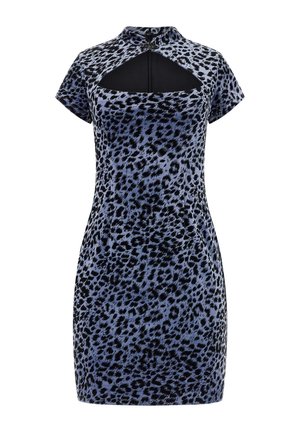Sukienka z krótkim rękawem w jasnoniebieskim kolorze z czarnym nadrukiem w panterkę. Posiada wysoki kołnierz i wycięcie z tyłu. Gładka faktura tkaniny.