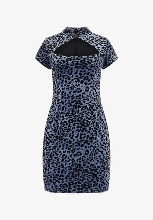 Abito a maniche corte in azzurro chiaro con stampa leopardata nera. Presenta un colletto alto e un dettaglio a taglio sulla schiena. Tessuto dalla trama liscia.