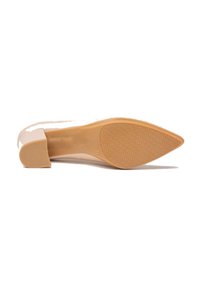 Zapato de tacón beige que presenta una punta afilada y una suela de goma texturizada, con un tacón bajo y un diseño minimalista. Talla 38 marcada en la suela.