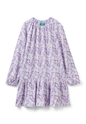Vestido de manga larga color lavanda con puños y cuello elásticos, patrón floral en tonos de púrpura y rosa, volante fruncido en el dobladillo de la falda.