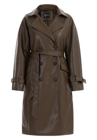 Ruskea keinonahkainen trench-coat, jossa on kaksirivinen etuosa, suuri kaulus, sivutaskut ja yhteensopiva vyö. Materiaali on sileä ja kiiltävä.