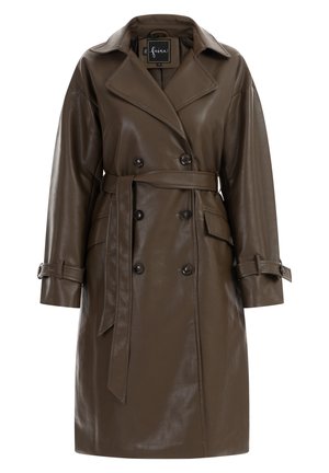 Ruskea keinonahkainen trench-coat, jossa on kaksirivinen etuosa, suuri kaulus, sivutaskut ja yhteensopiva vyö. Materiaali on sileä ja kiiltävä.