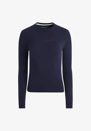 Tamno plava majica dugih rukava s crewneck izrezom, s diskretnim izvezenim tekstom "GUESS JEANS" sprijeda, uskog kroja, jednostavan dizajn.