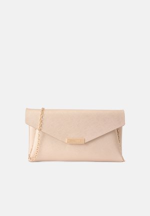 Sac à main beige clair avec une finition texturée, design en forme d'enveloppe, anse en chaîne dorée et plaque logo métallique.