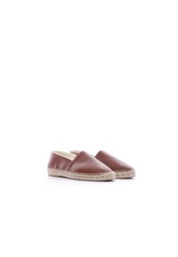 Espadrillas in pelle marrone con design a punta chiusa, caratterizzate da una suola in juta texturizzata e da minimalisti dettagli di cucitura sui bordi.