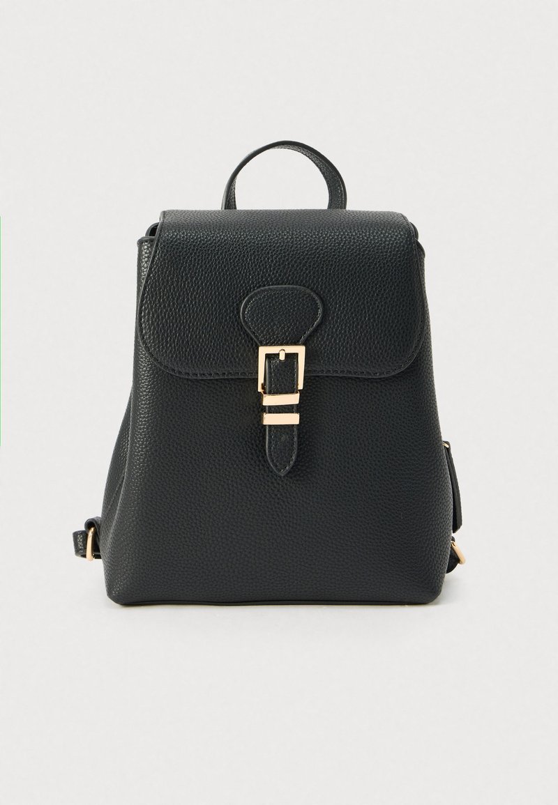 Μαύρο δερμάτινο σακίδιο με υφή, με καπάκι στο πάνω μέρος, κλείσιμο με μεταλλική αγκράφα και χρυσούς μεταλλικούς τόνους. Διαθέτει χειρολαβή στο πάνω μέρος και ρυθμιζόμενους ιμάντες.