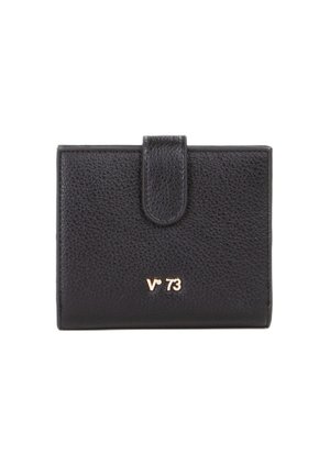 Portafoglio in pelle nera con texture a granuli, caratterizzato da una chiusura con patta e logo dorato impresso "V°73" sulla parte anteriore. Forma compatta e rettangolare.