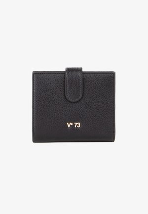 Portafoglio in pelle nera con texture a granuli, caratterizzato da una chiusura con patta e logo dorato impresso "V°73" sulla parte anteriore. Forma compatta e rettangolare.