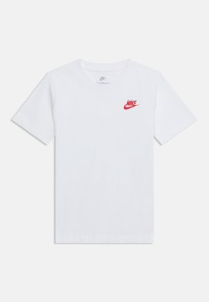 Weißes T-Shirt mit kurzen Ärmeln und Rundhalsausschnitt mit kleinem roten Nike-Logo auf der oberen linken Brust.