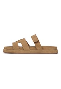 Bruine suède sandalen met twee brede banden, waarvan er eentje een klittenbandsluiting heeft. De platte zool en de gladde textuur zorgen voor een casual ontwerp.