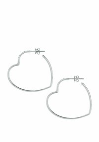 Orecchini a cerchio a forma di cuore in argento con una finitura lucida. Presentano una chiusura a perno e un design sottile e curvato del filo.