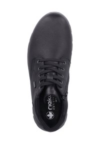 Chaussure en cuir noir avec une finition texturée, dotée de lacets et d'une fermeture éclair sur le côté. L'intérieur présente une marque et une semelle intérieure rembourrée. Design à bout arrondi.