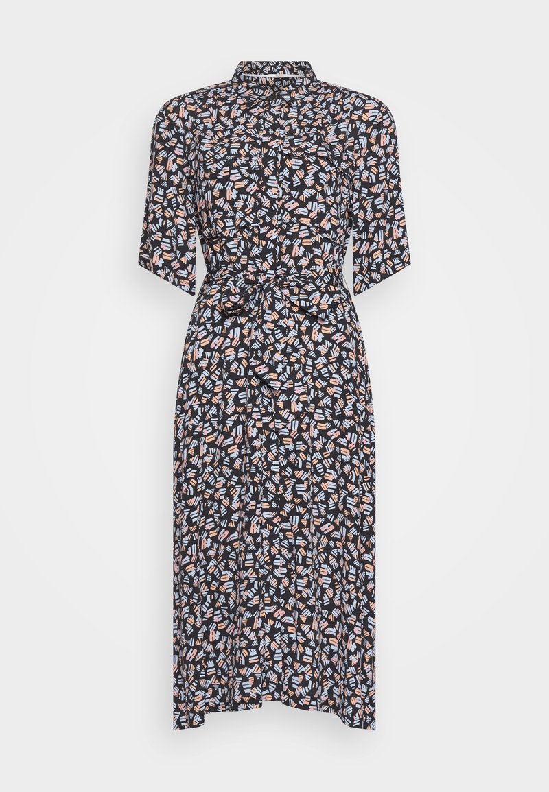 Robe midi noire à manches courtes, col avec revers, taille ceinturée, et motif abstrait en rose, blanc et bleu clair.