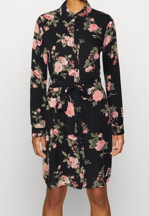 Zwarte button-up jurk met een bloemenpatroon in tinten van roze en groen, lange mouwen, een kraag en een strikdetail in de taille.