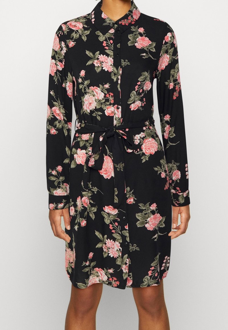 Abito nero button-up con un motivo floreale nei toni del rosa e del verde, maniche lunghe, colletto e dettagli in vita con fiocco.