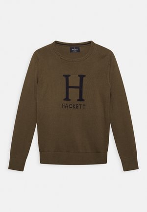 Olivgrüner Pullover mit langen Ärmeln und Rundhalsausschnitt, mit einem großen schwarzen "H" und dem Schriftzug "HACKETT" auf der Vorderseite.