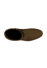 Bottine en suède marron avec un bout arrondi, un petit talon et une fermeture éclair sur le côté. Texture douce et finition lisse. Pas de décorations visibles.