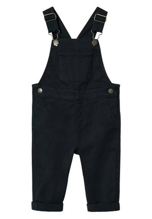 Salopette en denim noir avec bretelles réglables, poche poitrine à l’avant, boutons latéraux et jambes retroussées, posée à plat sur un fond blanc.