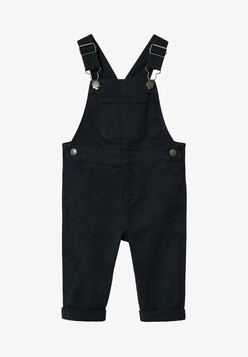 Salopette en denim noir avec bretelles réglables, poche poitrine à l’avant, boutons latéraux et jambes retroussées, posée à plat sur un fond blanc.
