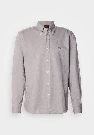 Lys grå skjorte med knappestolpe i lett stoff, med krage, lange ermer og en liten brodert logo på brystet.