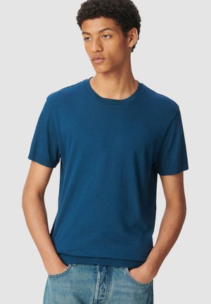 T-shirt blu in cotone a maniche corte con colletto rotondo, caratterizzato da una texture liscia e finiture a coste sul colletto e sull'orlo.