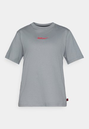 Lysegrå kortærmet t-shirt med rund hals, der har teksten "ATLET" og swoosh-logo på fronten i rød. Blødt, glat stof.