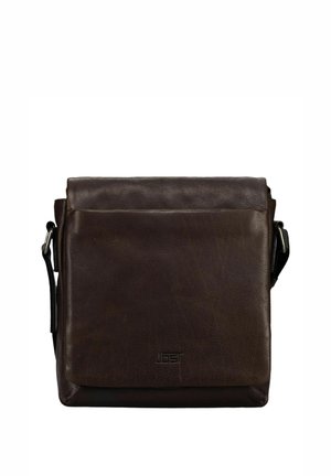 Bolso bandolera de cuero marrón oscuro con solapa frontal y correa de hombro negra ajustable, forma rectangular, diseño sencillo.