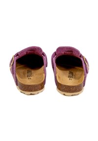 Sandales en feutre violet avec une semelle en liège, dos ouvert et une seule sangle ajustable. Semelle plate en caoutchouc avec une texture antidérapante.