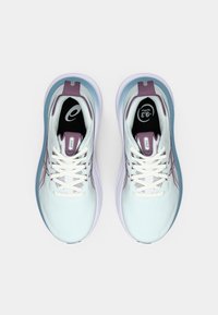 Bílé sportovní boty s fialovými a modrými akcenty, texturovaným svrškem, kulatými tkaničkami a černou vnitřní podrážkou s logem.