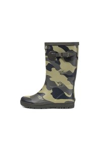Botte de pluie en caoutchouc dans un motif camouflage vert foncé et bleu marine, dotée d'une bordure noire texturée et d'un détail de boucle sur le côté.