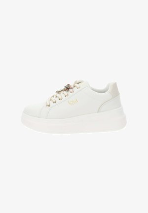 Zapatilla blanca con parte superior lisa, acentos dorados y una decoración de flor. Suela blanca gruesa para mayor altura y comodidad.