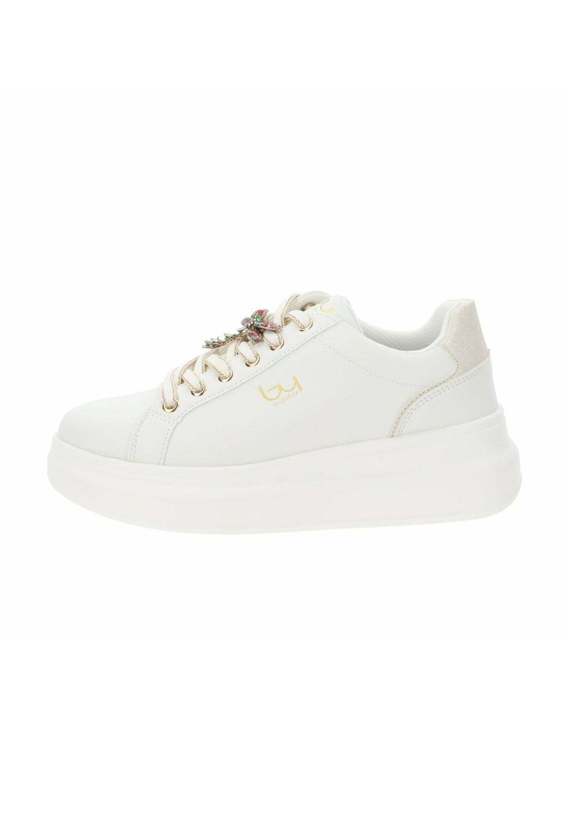 Zapatilla blanca con parte superior lisa, acentos dorados y una decoración de flor. Suela blanca gruesa para mayor altura y comodidad.