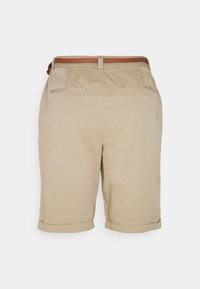 Beiget lyhyet housut, joissa on käännetty helma ja ruskea vyö. Kaksi takataskua, joissa on hienovaraiset ompeluyksityiskohdat. Sileä kankaan rakenne.