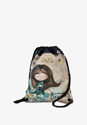 Bolsa tipo mochila con la ilustración de una chica con los ojos cerrados, vestido azul, patrones decorativos y el texto "Anekke" y "el mundo sueña."