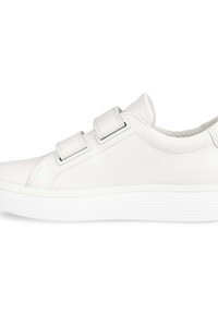 Sneaker bianchi in pelle con due cinturini in velcro, superficie testurizzata, punta arrotondata e suola bianca spessa e strutturata.