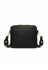 Černá kožená crossbody taška s prošívaným designem, zlatými kovovými doplňky, dvojitým zipem a nastavitelným popruhem s akcentním prošíváním.