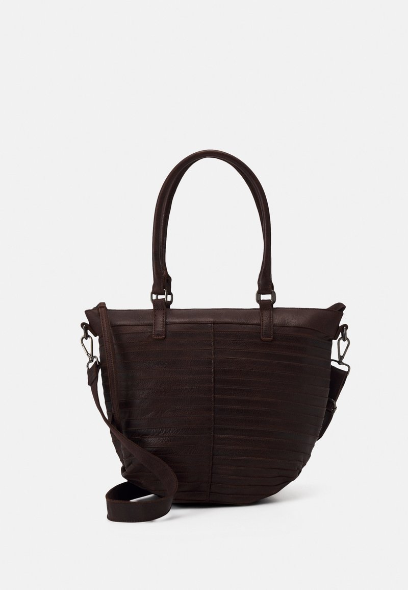 Ciemnobrązowa skórzana torba na ramię z poziomymi przeszyciami, podwójnymi uchwytami u góry i regulowanym paskiem na ramię z metalowymi zapięciami.