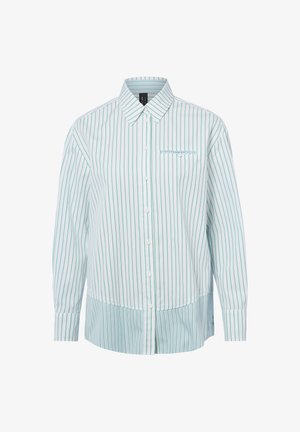 Chemise blanche à manches longues avec boutons, rayures verticales fines vertes, col, poche poitrine avec détail bouton, et ourlet arrière légèrement plus long.