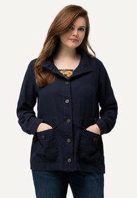 Marineblauwe, lichtgewicht jas met een gevouwen kraag, sluiting met knopen aan de voorkant en twee grote zakken. Glad materiaal met een casual pasvorm.
