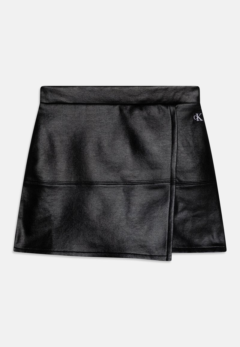 Mini-jupe en similicuir noir avec design portefeuille et surpiqûres apparentes, comportant un petit logo blanc "cK" sur le côté de la ceinture.