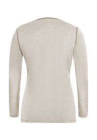 Top a maniche lunghe in beige chiaro con una leggera lucentezza. Texture liscia, scollatura rotonda e orli rifiniti. Nessun abbellimento o motivo visibile.