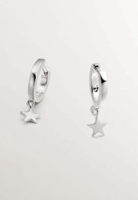 Pendientes de aro de plata con un acabado suave, adornados con un charm de estrella colgando de cada aro. Diseño sencillo, textura pulida y forma redonda.